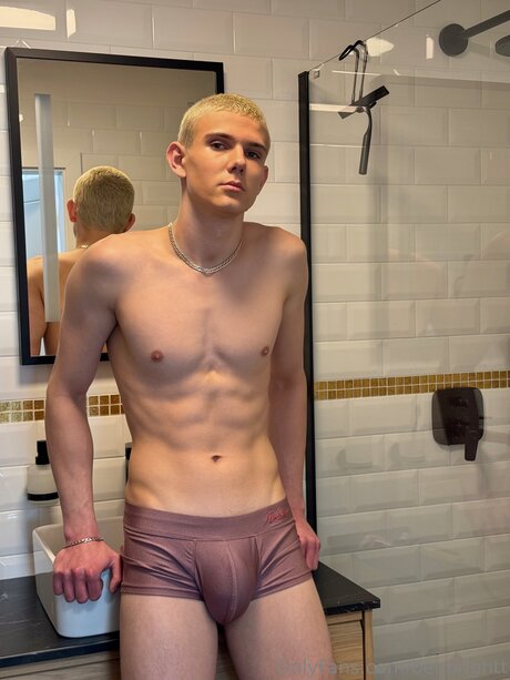 Alaston vuotanut OnlyFans-kuva Benbrightt