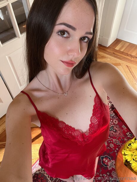 Alaston vuotanut OnlyFans-kuva Nikaazorinaa