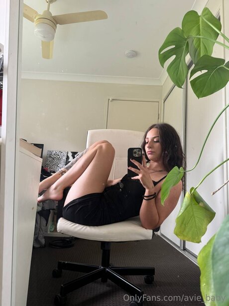 Alaston vuotanut OnlyFans-kuva Avie Baby