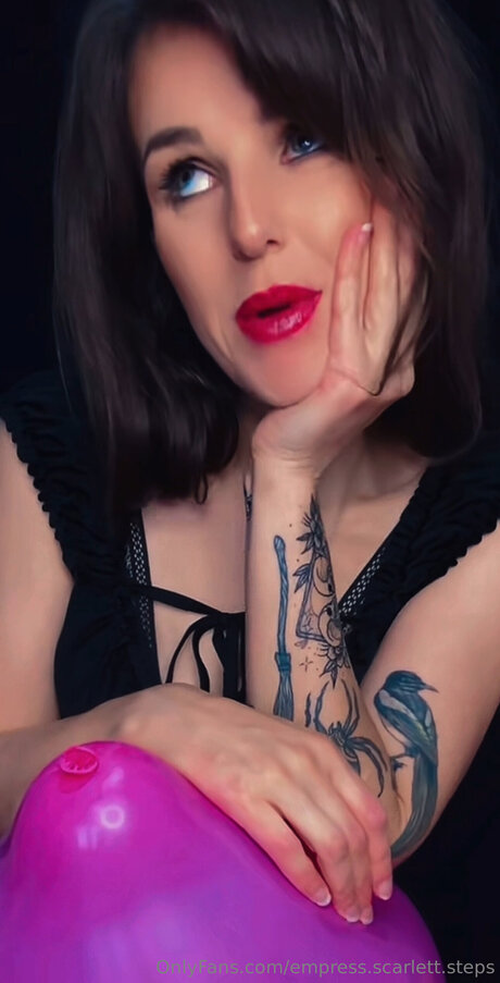Naken läckt OnlyFans-bild av Empress Scarlett Steps