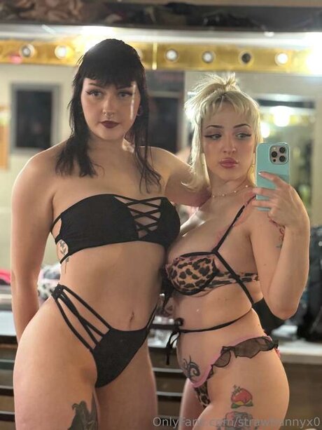 Обнаженная фотография утечки OnlyFans от Strawbunnyx0