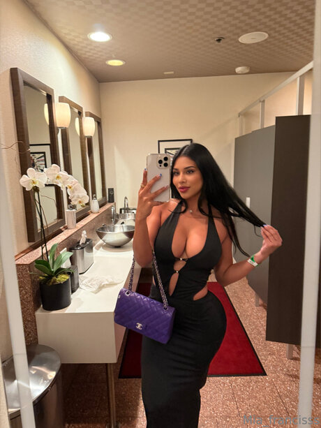Naken läckt OnlyFans-bild av Miafrancis