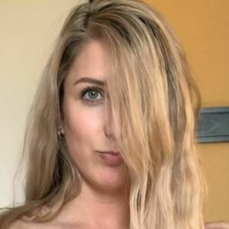 Naken läckt OnlyFans-bild av Public Cumwalk