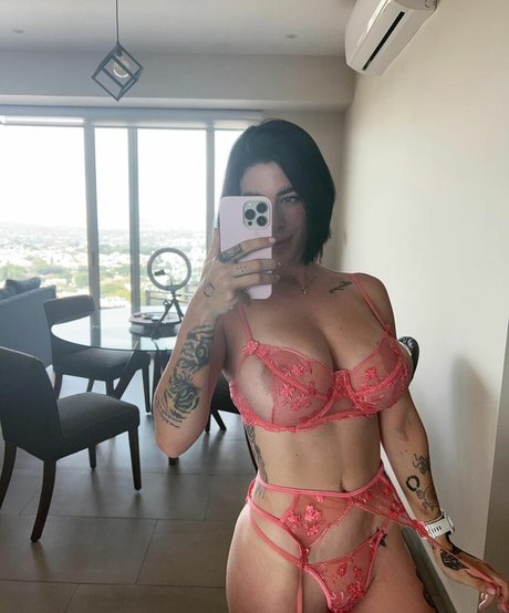Naken läckt OnlyFans-bild av Nikkiolinok