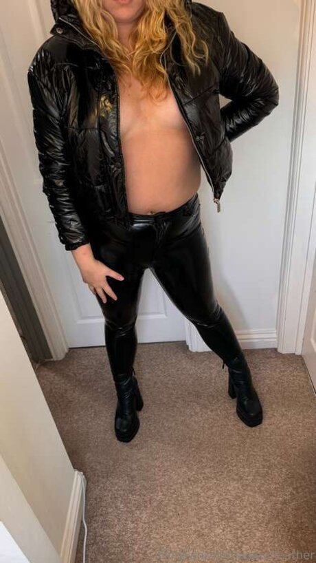 Naken läckt OnlyFans-bild av Katietleather