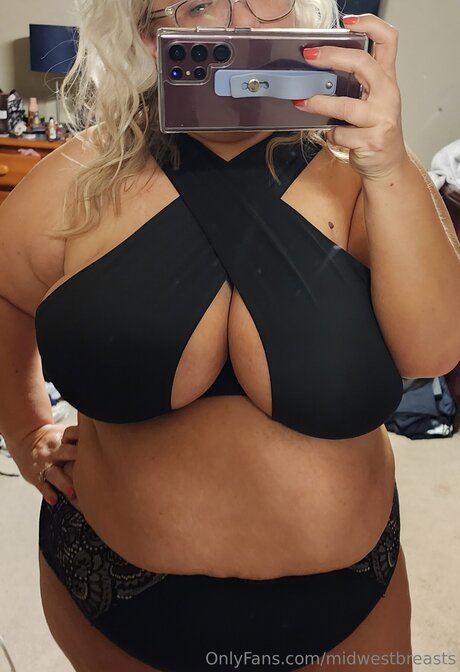 Photo nue de fuite OnlyFans de Midwestbreasts