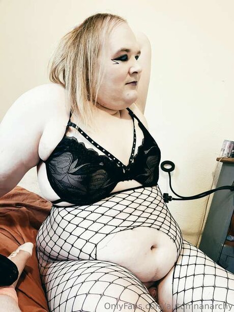 Alaston vuotanut OnlyFans-kuva Autumnanarchy