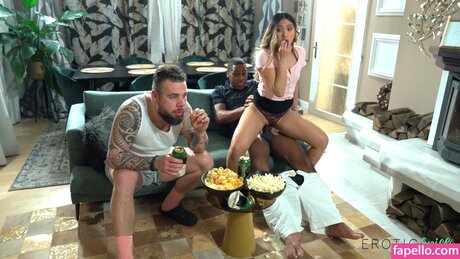 Naken läckt OnlyFans-bild av Sneaky Sex