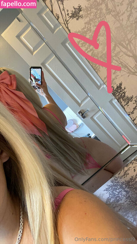 Naken läckt OnlyFans-bild av Leah Grace