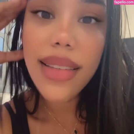 Alaston vuotanut OnlyFans-kuva Kalileaox