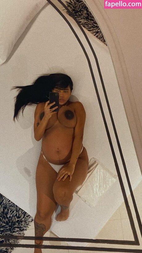 Naakte gelekte OnlyFans-foto van Anna Monteiro