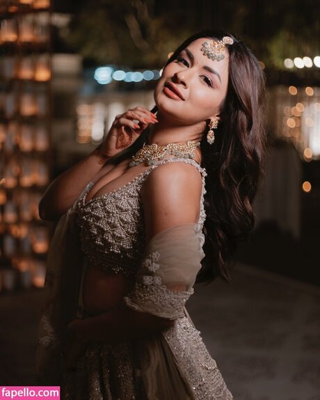 Naken läckt OnlyFans-bild av Avneet Kaur