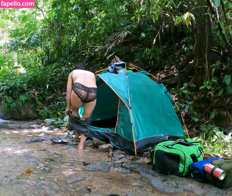 Alaston vuotanut OnlyFans-kuva Ey Solo Camping