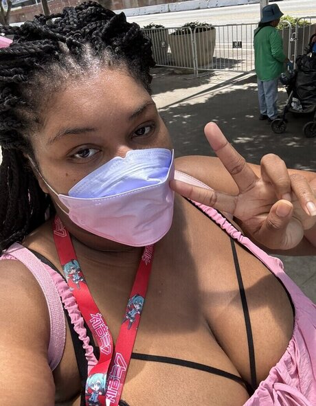 Naken läckt OnlyFans-bild av Uzuri Mia