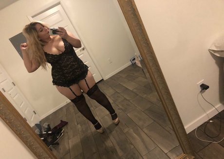 Naken läckt OnlyFans-bild av Thickluxuryfree