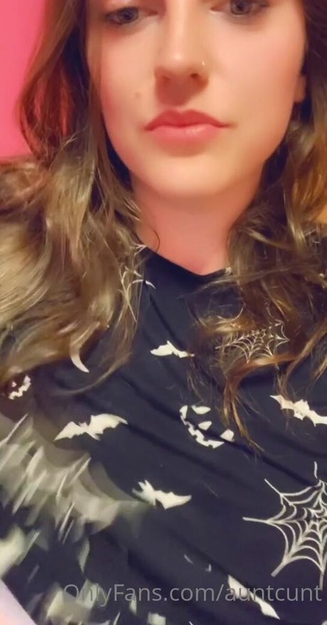 Naakte gelekte OnlyFans-foto van Auntcunt
