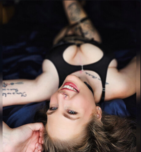 Naken läckt OnlyFans-bild av T  H