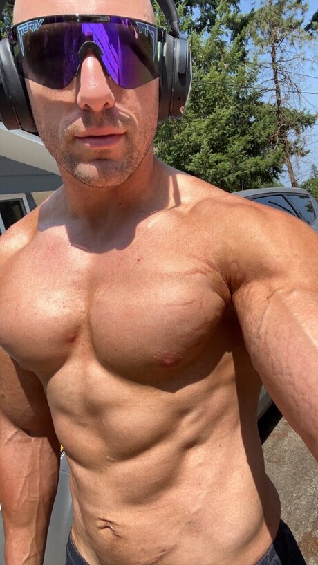 Naken läckt OnlyFans-bild av Brucejuice