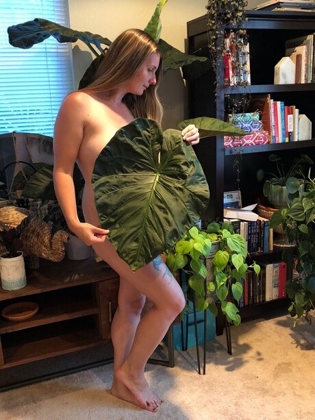 Naken läckt OnlyFans-bild av The Bikini Botanist