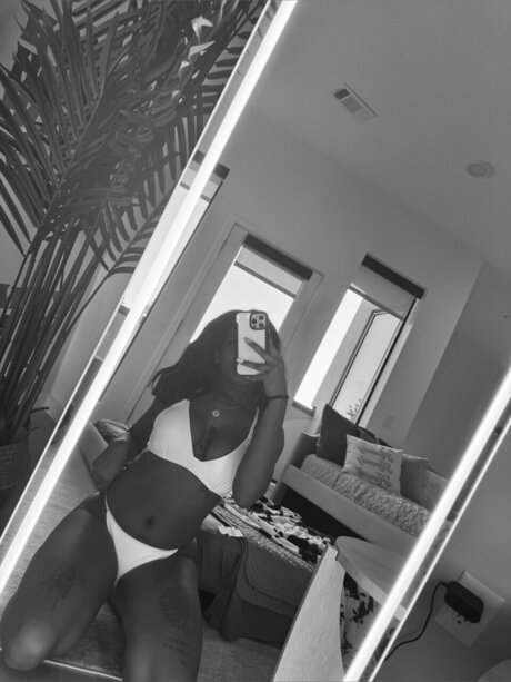 Naken läckt OnlyFans-bild av Sunshine