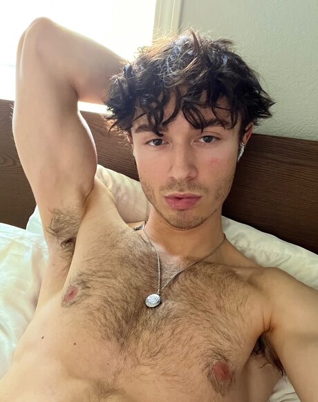 Naakte gelekte OnlyFans-foto van Trevor 