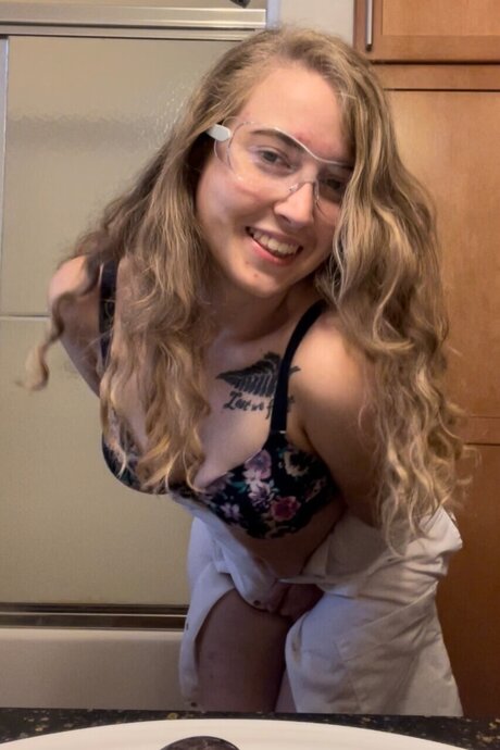 Naakte gelekte OnlyFans-foto van Caroline P Your Fav College Baby