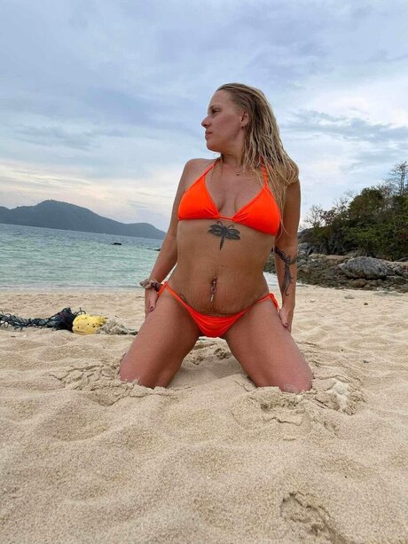 Naken läckt OnlyFans-bild av Fivefootblonde