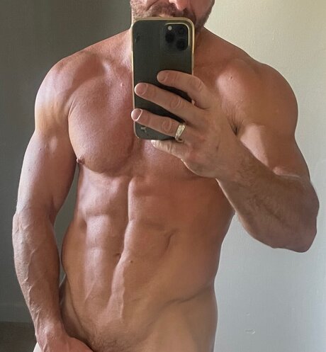 Naken läckt OnlyFans-bild av 20 Years Apart