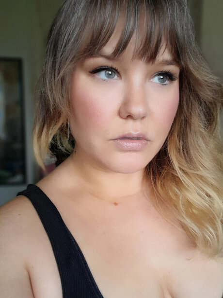 Naken läckt OnlyFans-bild av Herbsandcurves