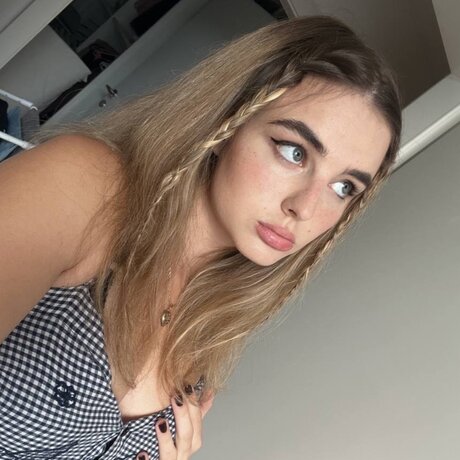 Naken läckt OnlyFans-bild av Stella May