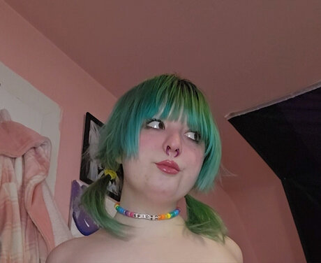 Naakte gelekte OnlyFans-foto van Blue Haired Baby
