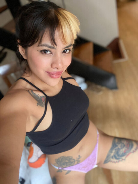 Naken läckt OnlyFans-bild av Mora 