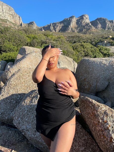Naken läckt OnlyFans-bild av Princess Hlo 