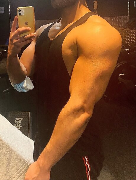 Naakte gelekte OnlyFans-foto van Ryry Flexes