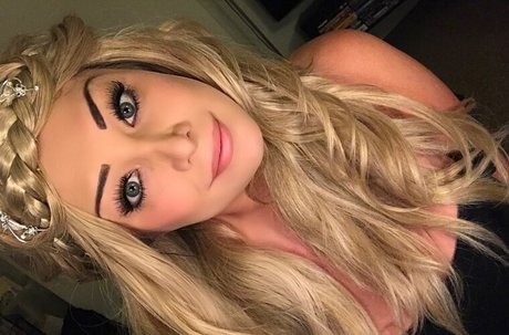 Naken lekkede OnlyFans-bilde av Charlotte Fox