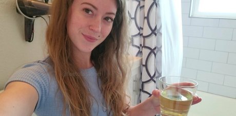 Naken läckt OnlyFans-bild av Feetofastoner