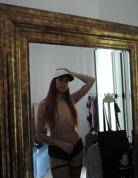 Alaston vuotanut OnlyFans-kuva Miathorneofficial