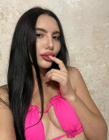 Alasti lekkinud OnlyFans-i pilt Santalips