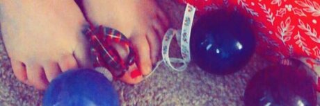 Naken läckt OnlyFans-bild av Lil Miss Pretty Feet