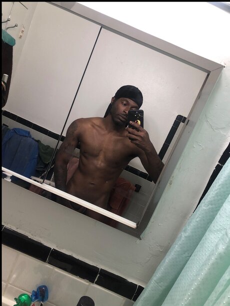 Naken läckt OnlyFans-bild av Eazyersaidthandone