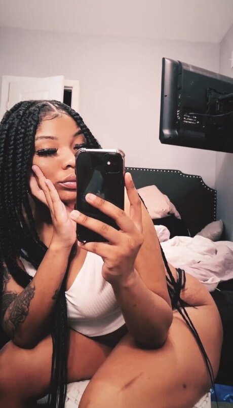 Alaston vuotanut OnlyFans-kuva Lay
