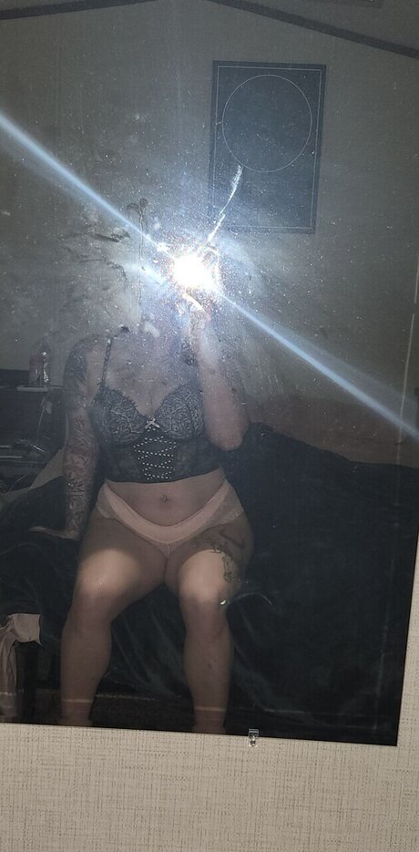 Naakte gelekte OnlyFans-foto van Kat