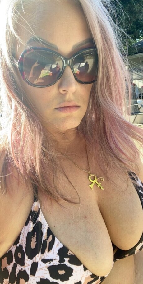 Naakte gelekte OnlyFans-foto van Vanessarisi