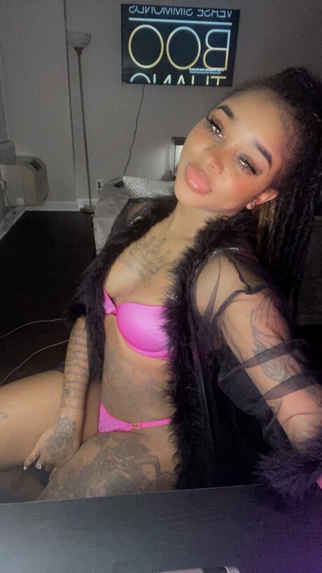 Alaston vuotanut OnlyFans-kuva Vegasdior