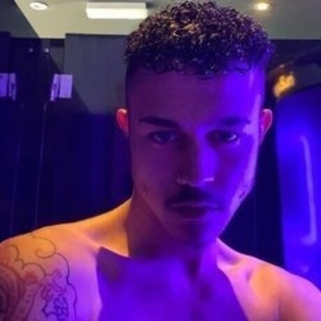 Naken läckt OnlyFans-bild av M V
