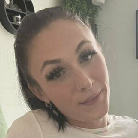 Naakte gelekte OnlyFans-foto van Nikki North