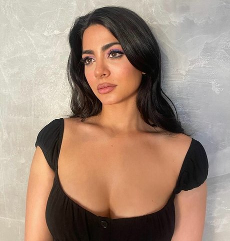 Naken lekkede OnlyFans-bilde av Emeraude Toubia