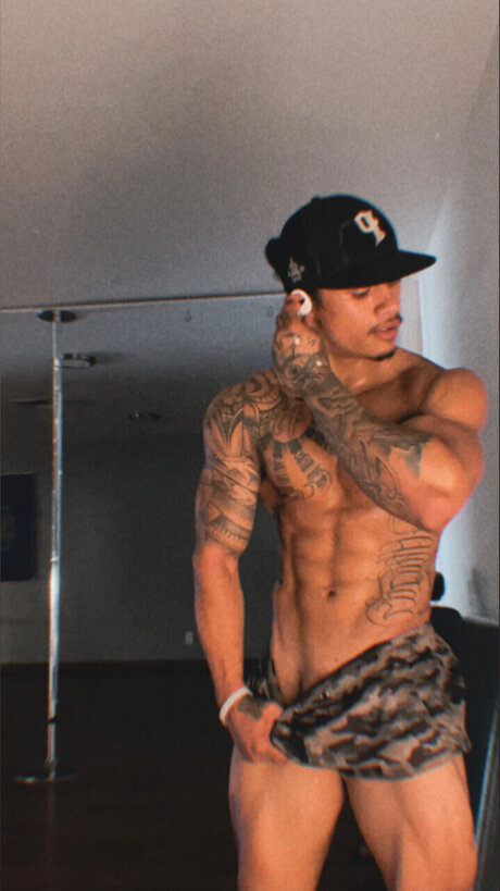 Naken läckt OnlyFans-bild av Greek God Maui