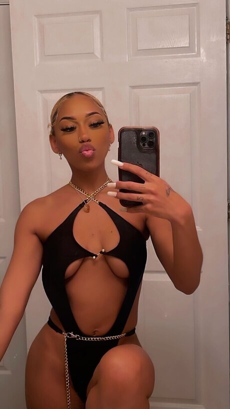 Naken läckt OnlyFans-bild av Foreign 4rarri
