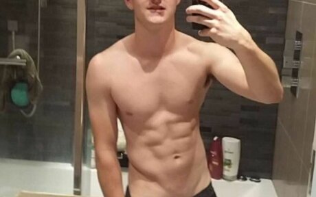 Naakte gelekte OnlyFans-foto van Sexy Plumber